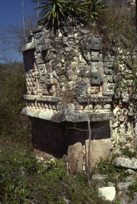 Kabah, Structure 2A1 (Manos Rojas)